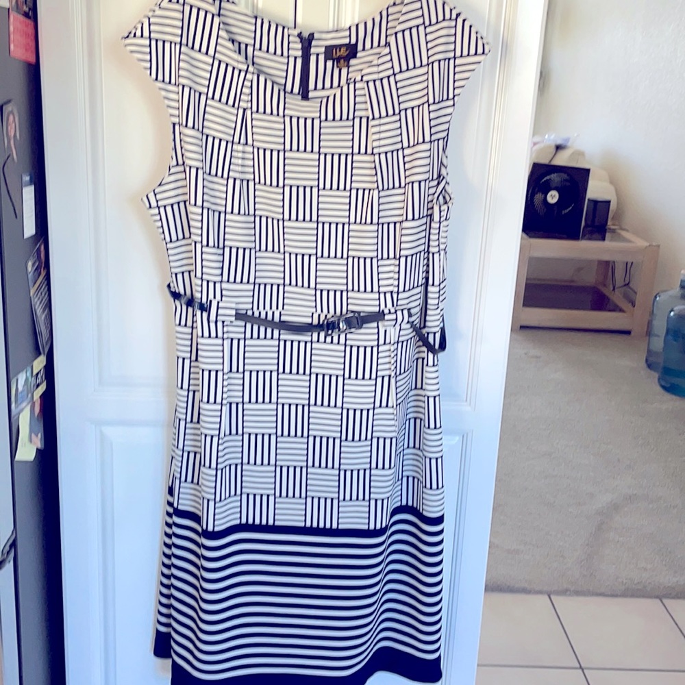 Cap sleeve business dress